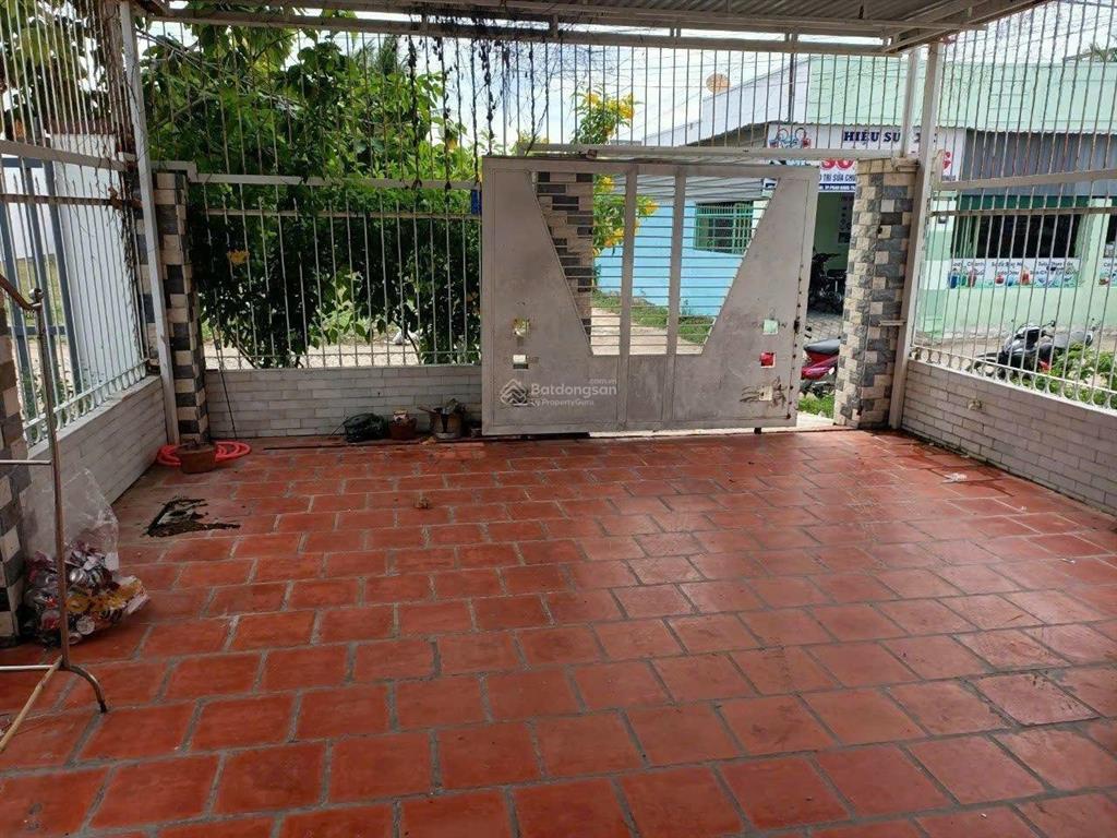 Nhà gần biển chủ bán gấp, bãi tắm bình sơn ninh chữ cách vài trăm met. giá hợp lý đầu tư