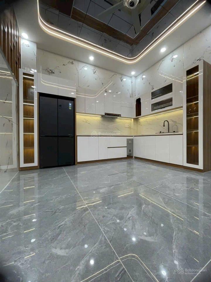 Bán nhà 4pn,sân thượng,giếng trời,hẻm xe hơinhỉnh 5tỉ