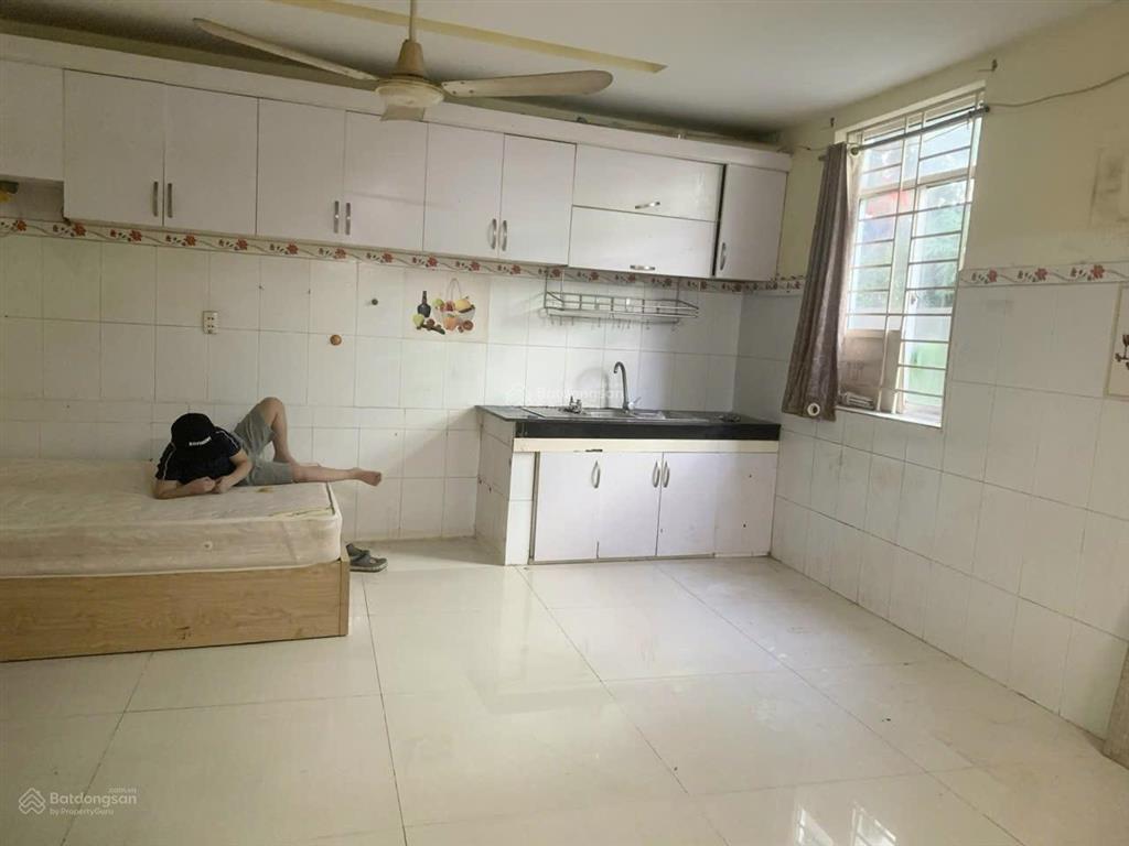 Sát mt  nhà 4 tầng (4x15m)  đường nhựa 10m có lề  6pn đối diện bx miền đông p26 nhỉnh 10 tỷ