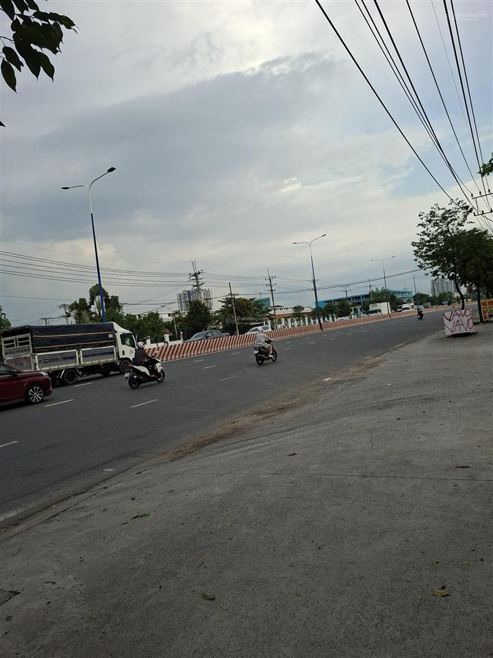 Chủ cần bán căn lô góc 2 mặt tiền trong khu dân cư ,dân trí cao