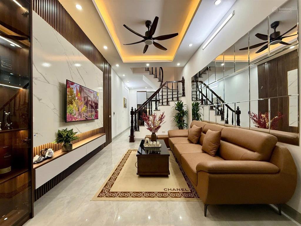 Tầm tiền hiếm 6,5 .t.ỷ. nhà gần phố chỉ vài bước ra ô tô | phan đình giót