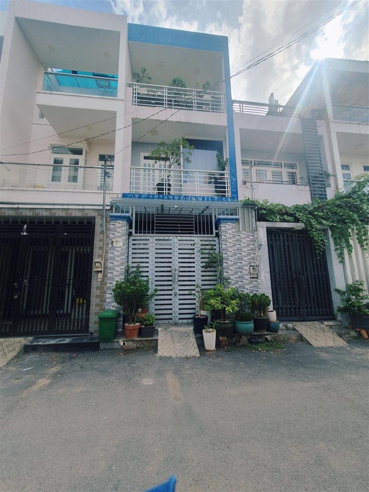 Nhà 1 trệt 2 lầu 64m2 giá chỉ 4.5 tỷ. sổ hồng riêng, nội thật đầy đủ, hẻm 6m thông.
