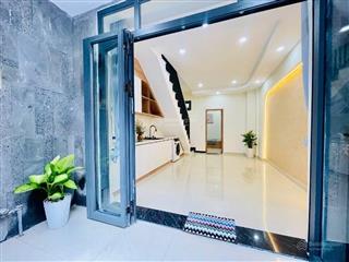 Hẻm xe hơi . 3 tầng btct. 44m2 . 5pn . 5wc .sổ hoàn công đủ . gần bến xe miền đông