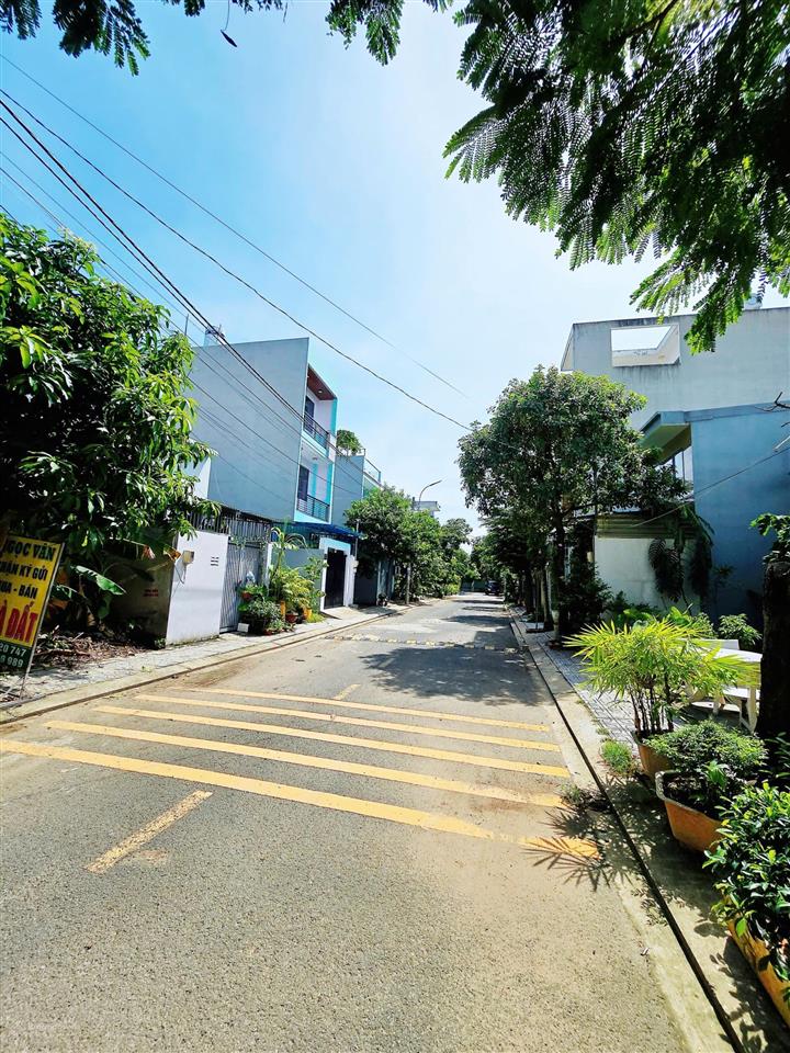 Bán nhà giá 3,1 tỷ, nhà đẹp 56m đường ô tô 8m, sổ riêng, hoàn công đủ, giá cực tốt tại long trường