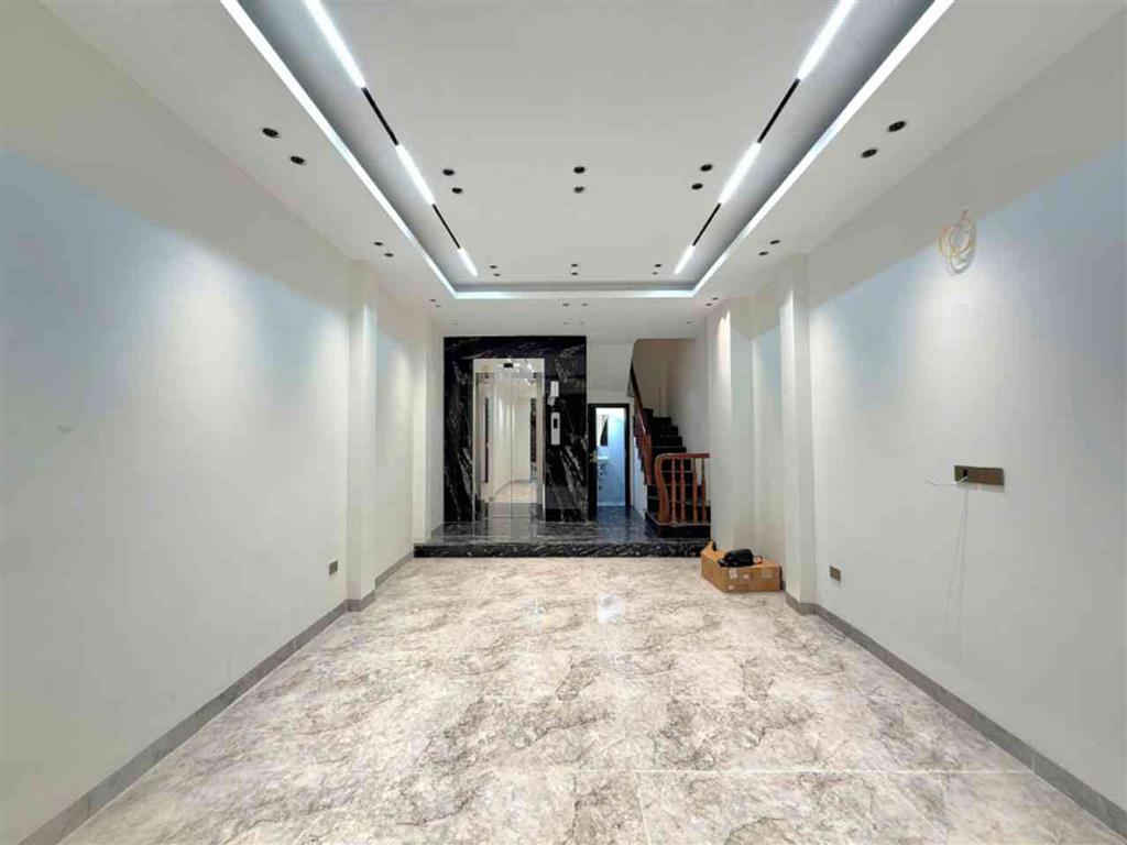 Bán nhà Long Biên 9 tỷ 40m Gara,Thang máy,nhà mới