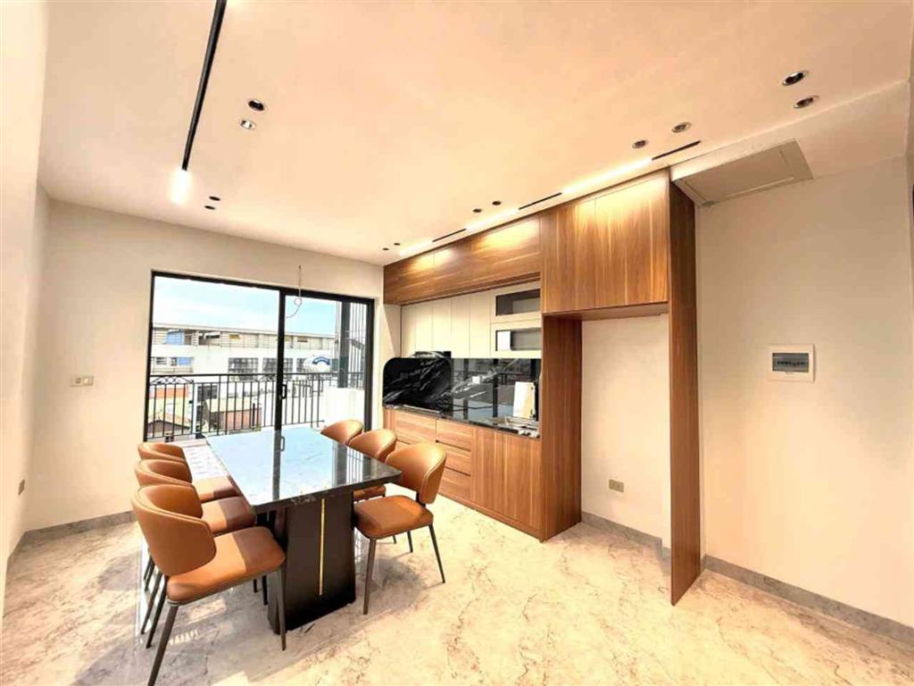 Bán nhà Long Biên 9 tỷ 40m Gara,Thang máy,nhà mới