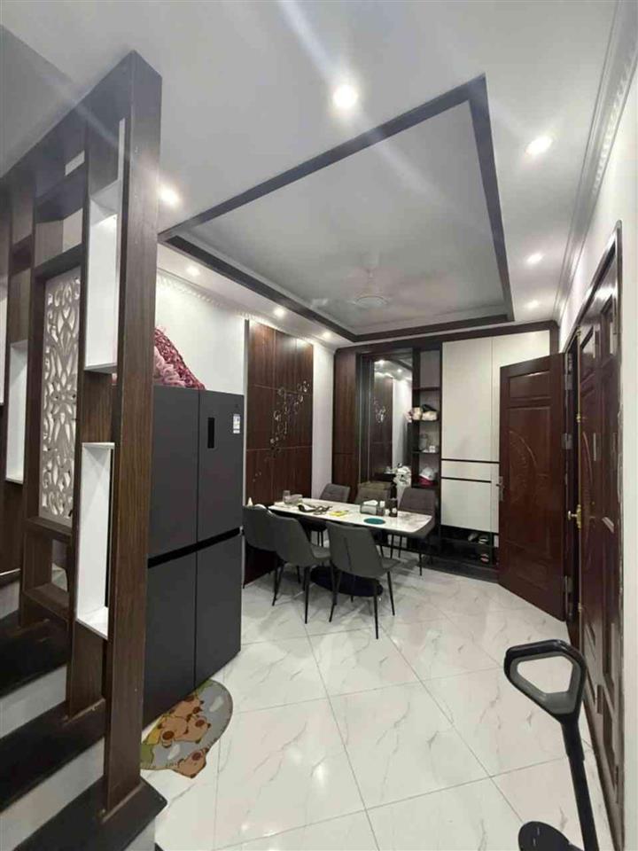 Phố Trạm ô tô lùi cửa 6 tỷ 30m gần sát phố,Long biên sổ đỏ