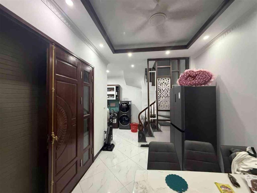 Phố Trạm ô tô lùi cửa 6 tỷ 30m gần sát phố,Long biên sổ đỏ