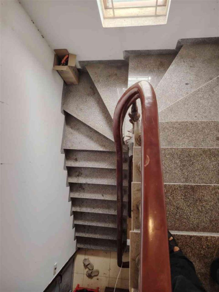 Phố Trạm 6 tỷ 30m gần phố gần ô tô,sổ đỏ Long Bên