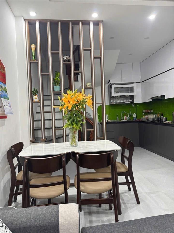 Nhà dân Ngọc Thụy 5 tầng mới xây ô tô vào cửa