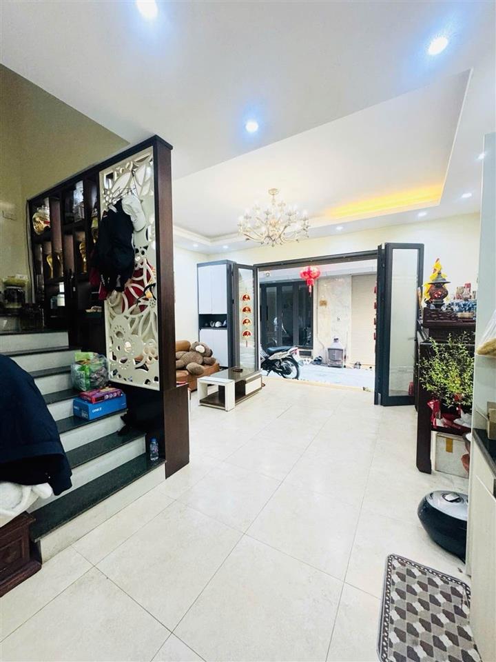 Hoa Hậu Ngọc Thụy 7 tỷ 35m ô tô đỗ cửa,long biên
