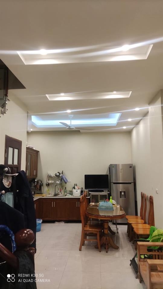 Căn nhà Bát Khối 9 tỷ 50m ô tô đỗ cửa,sổ đỏ Long Biên