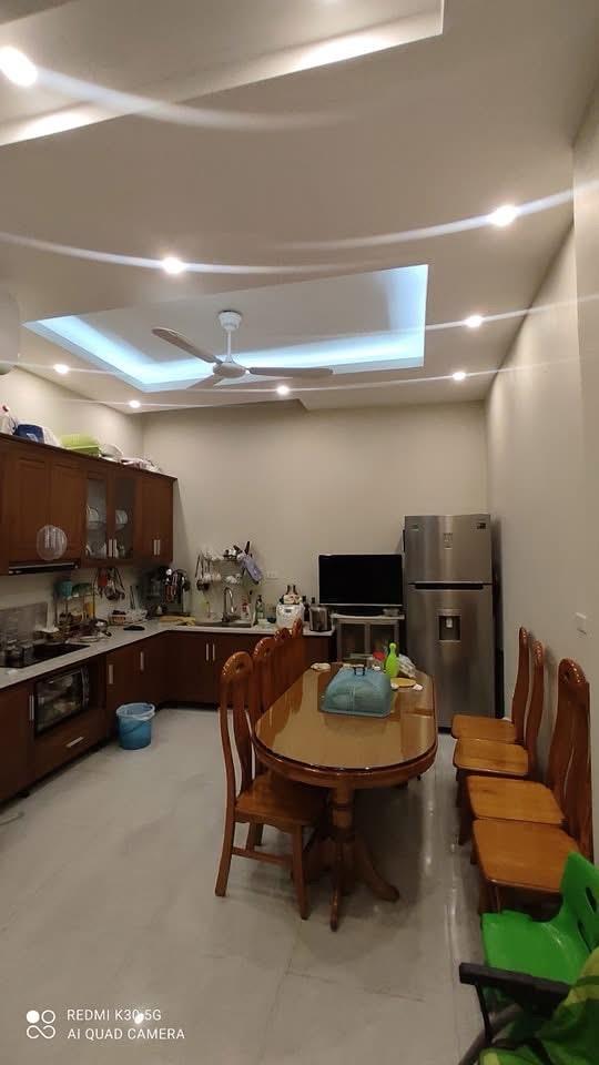 Căn nhà Bát Khối 9 tỷ 50m ô tô đỗ cửa,sổ đỏ Long Biên