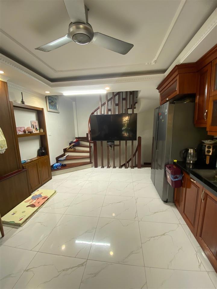 Nguyễn Văn Linh 7 tỷ 32m nhà dân 7 tầng,ô tô trong nhà Long Biên