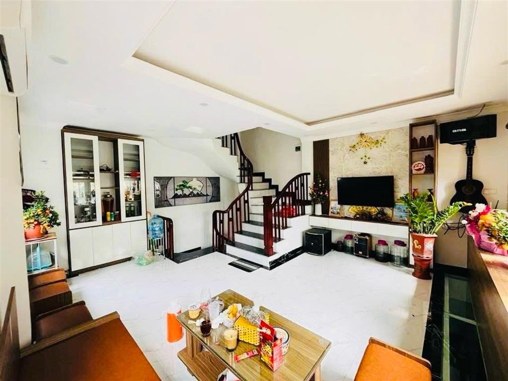 Phúc lợi long biên 8 tỷ 40m xây 6 tầng thang máy ô tô đỗ cửa