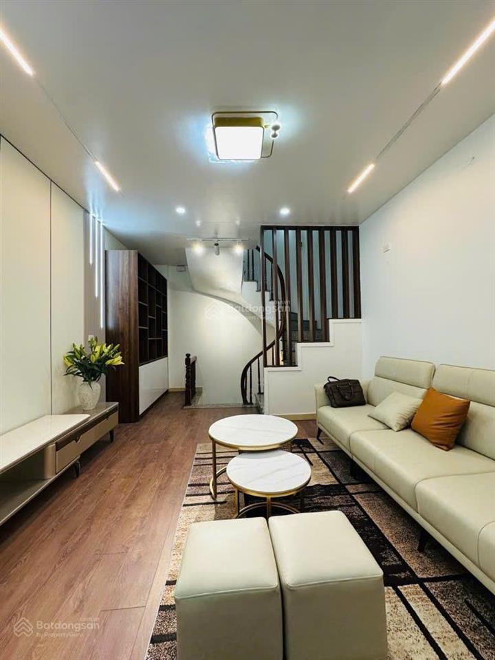 Chính chủ nhờ bán nhà hà đôngcam kết không qhdân xây chắc chắntặng nội thấtdt 38m2giá 6 tỷ 5