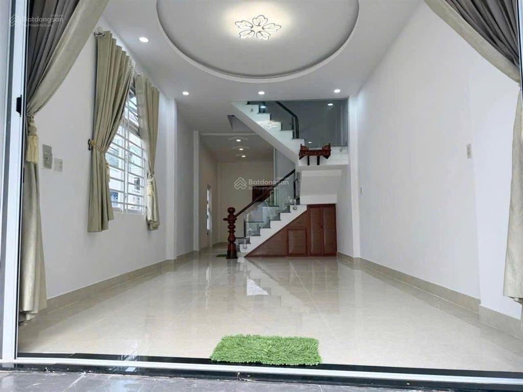 Nhà mới ở ngay đường nhánh đình phong phú  ngay vincom lê văn việt