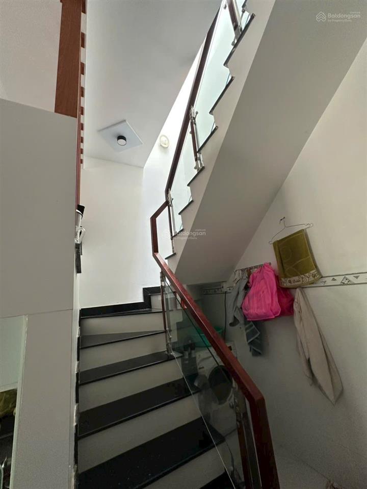 Bán gấp nhà đường lò lu quận 9 dt50m2 2tầng giá 3,2 tỷ sổ hồng riêng