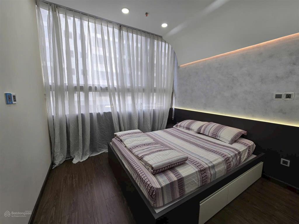 Bán căn hộ midtown 2pn sổ hồng chỉ 8 tỷ đầy đủ nội thất  lan 0906 743 ***