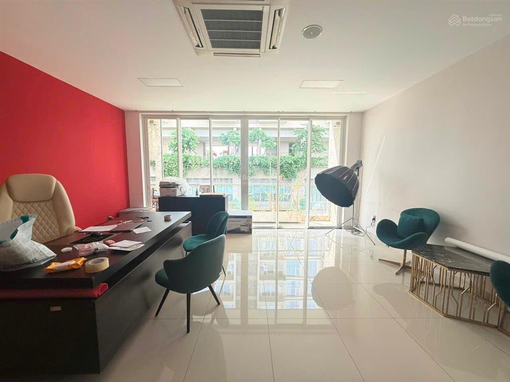 Cho thuê văn phòng sala đường b2  80m, có thang máy, sẵn 2 phòng  giá 31 triệu/tháng