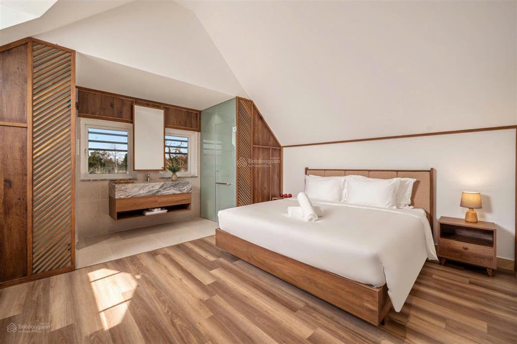 Biệt thự sân vườn rộng view sân golf tại kđt green city, lô góc 2 mặt tiền s 350m2. giá 45tr/tháng