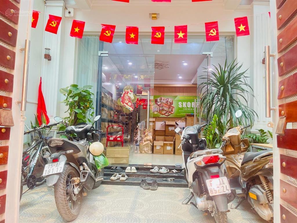 Cho thuê nhà xuân la  ô tô vào nhà  dt 65m x 5 tầng 6 phòng 20 triệu