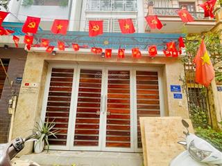 Cho thuê nhà xuân la  ô tô vào nhà  dt 65m x 5 tầng 6 phòng 20 triệu