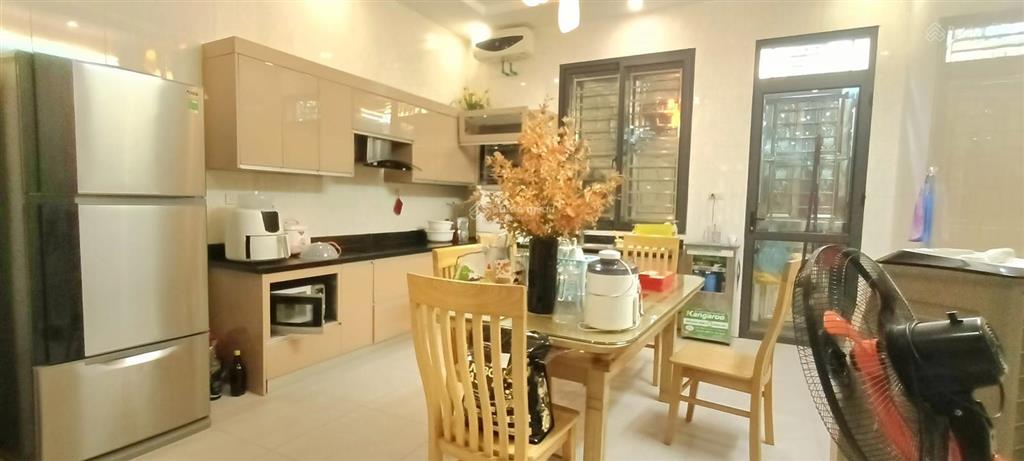 Cho thuê nhà hoàng quốc việt làm vp ngõ phân lô ô tô tránh 65m2, 5 tầng, 6 phòng ngủ 18 triệu/tháng