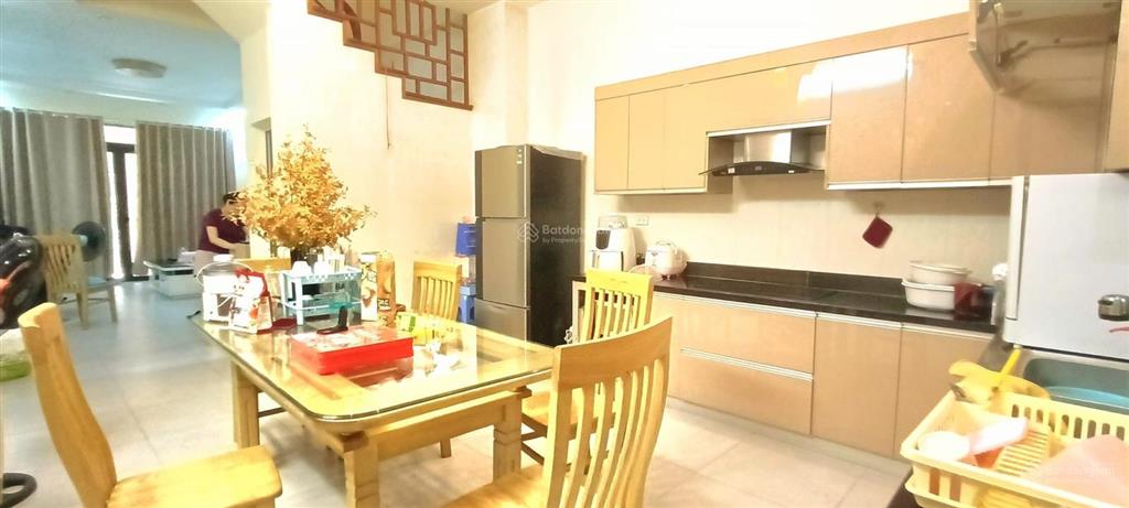 Cho thuê nhà hoàng quốc việt làm vp ngõ phân lô ô tô tránh 65m2, 5 tầng, 6 phòng ngủ 18 triệu/tháng