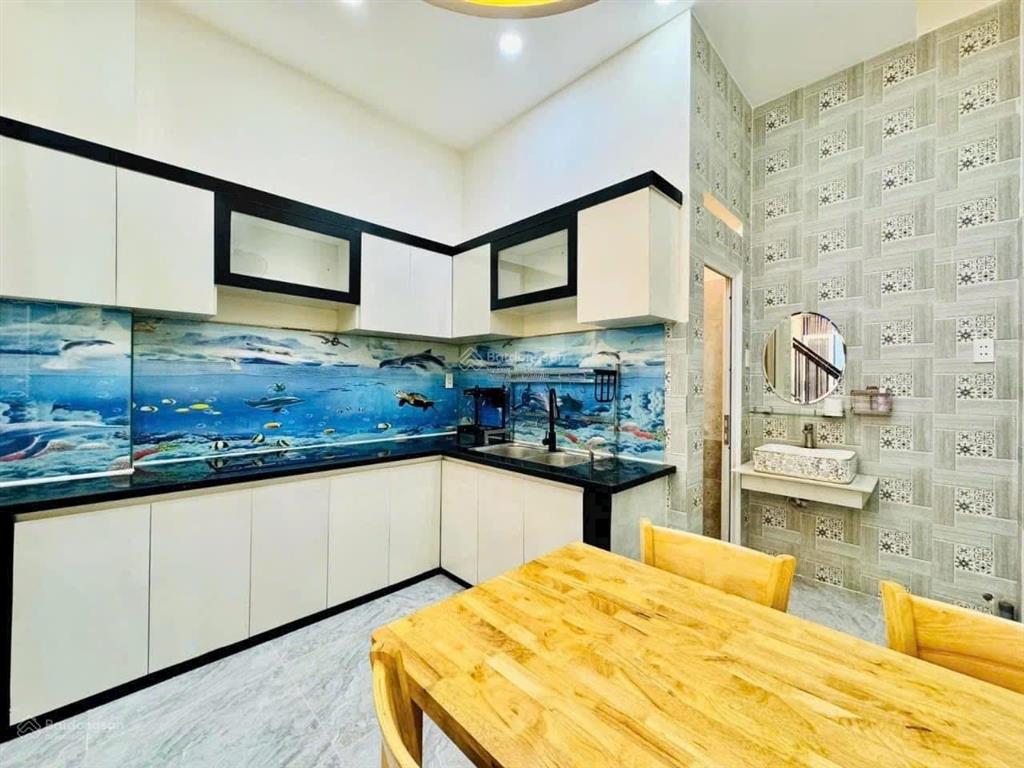 Nhà đẹp còn mới dọn vào ở ngay  tôn đản q4  49,5m2