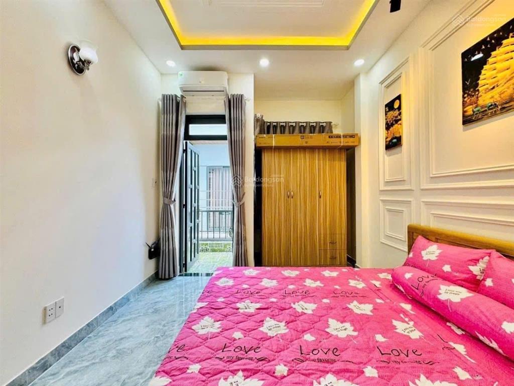 Nhà đẹp còn mới dọn vào ở ngay  tôn đản q4  49,5m2