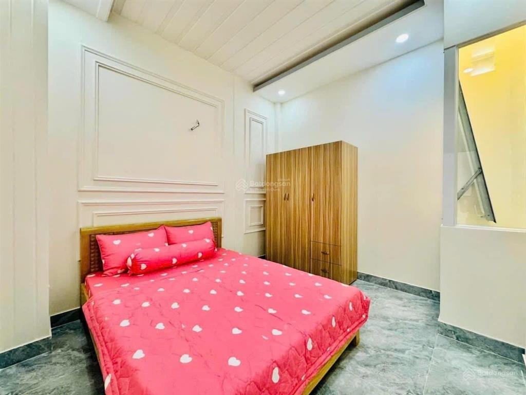 Nhà đẹp còn mới dọn vào ở ngay  tôn đản q4  49,5m2