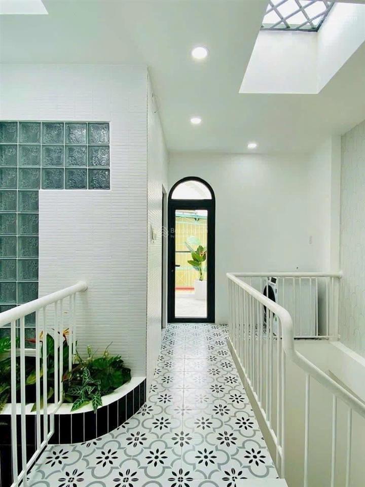 Nhà đẹp còn mới dọn vào ở ngay  tôn đản q4  49,5m2