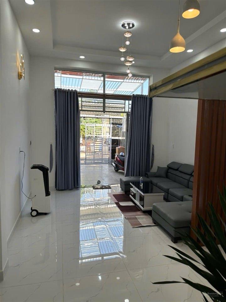 4.6 tỷ tl nhẹ nhà trung tâm dĩ an sân xe hơi 7 chỗ tặng nội thất