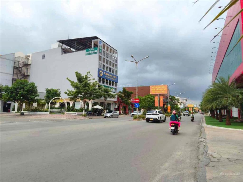 Chủ hạ 2,1 tỷ biệt thự mặt tiền trung tâm dĩ an chỉ còn 28,6 tỷ