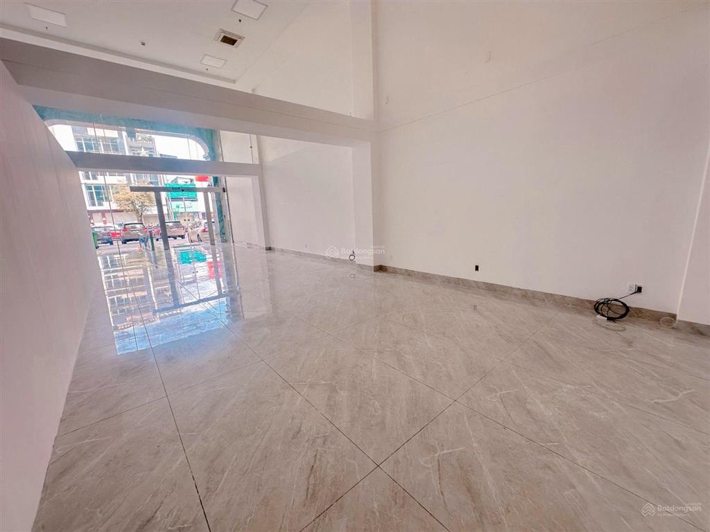 Cho thuê mặt bằng trệt tòa nhà 90 lê văn duyệt, 80 m2 làm showroom, văn phòng đại diện
