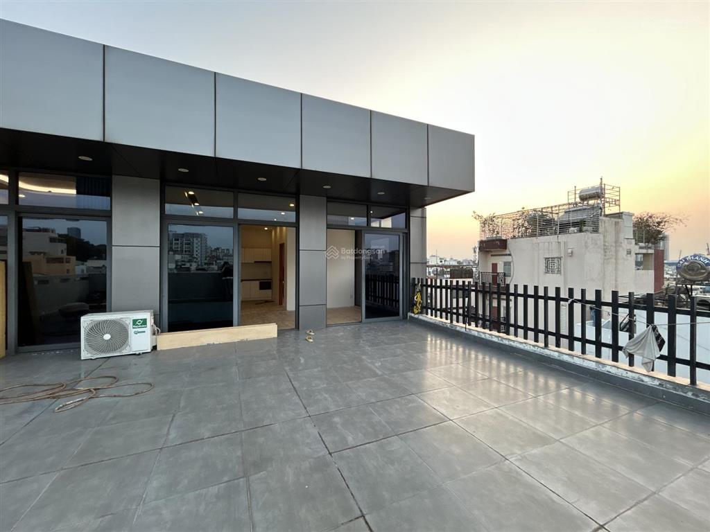 Penthouse 2 phòng ngủ rộng 90m2 gần cv tao đàn  bảo vệ 24/24  khu vực yên tĩnh, an ninh, dân trí