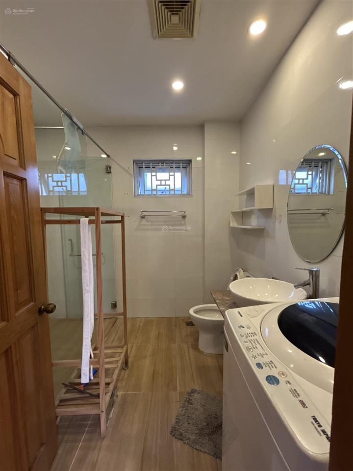 Penthouse 2 phòng ngủ rộng 90m2 gần cv tao đàn  bảo vệ 24/24  khu vực yên tĩnh, an ninh, dân trí