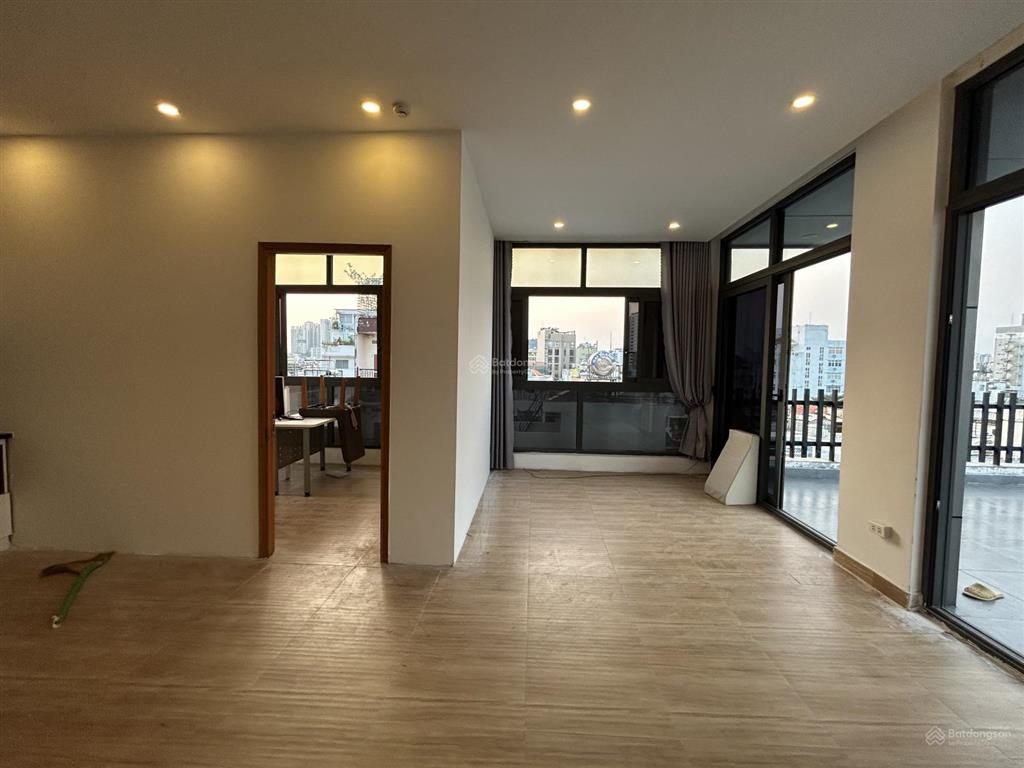 Penthouse 2 phòng ngủ rộng 90m2 gần cv tao đàn  bảo vệ 24/24  khu vực yên tĩnh, an ninh, dân trí