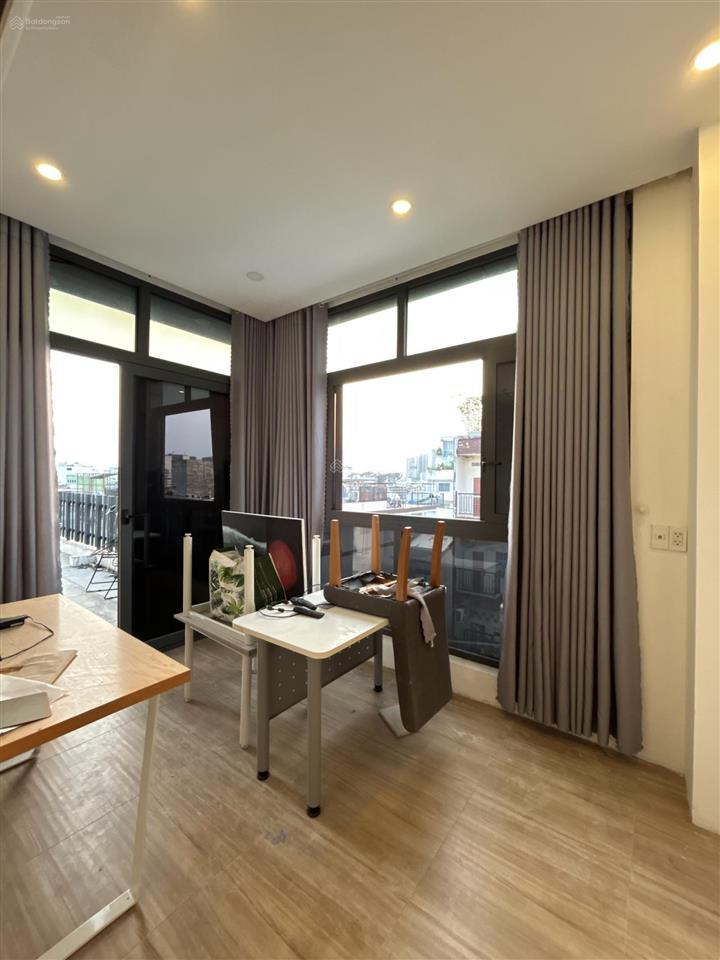 Penthouse 2 phòng ngủ rộng 90m2 gần cv tao đàn  bảo vệ 24/24  khu vực yên tĩnh, an ninh, dân trí