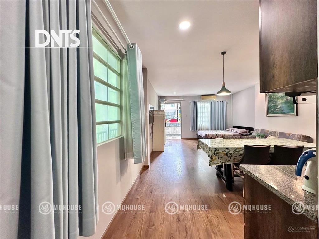 Cho thuê căn hộ ban công lớn45m2 view thoáng đẹp đường rộng oto hoàng sa ngay cầu bông quận 1