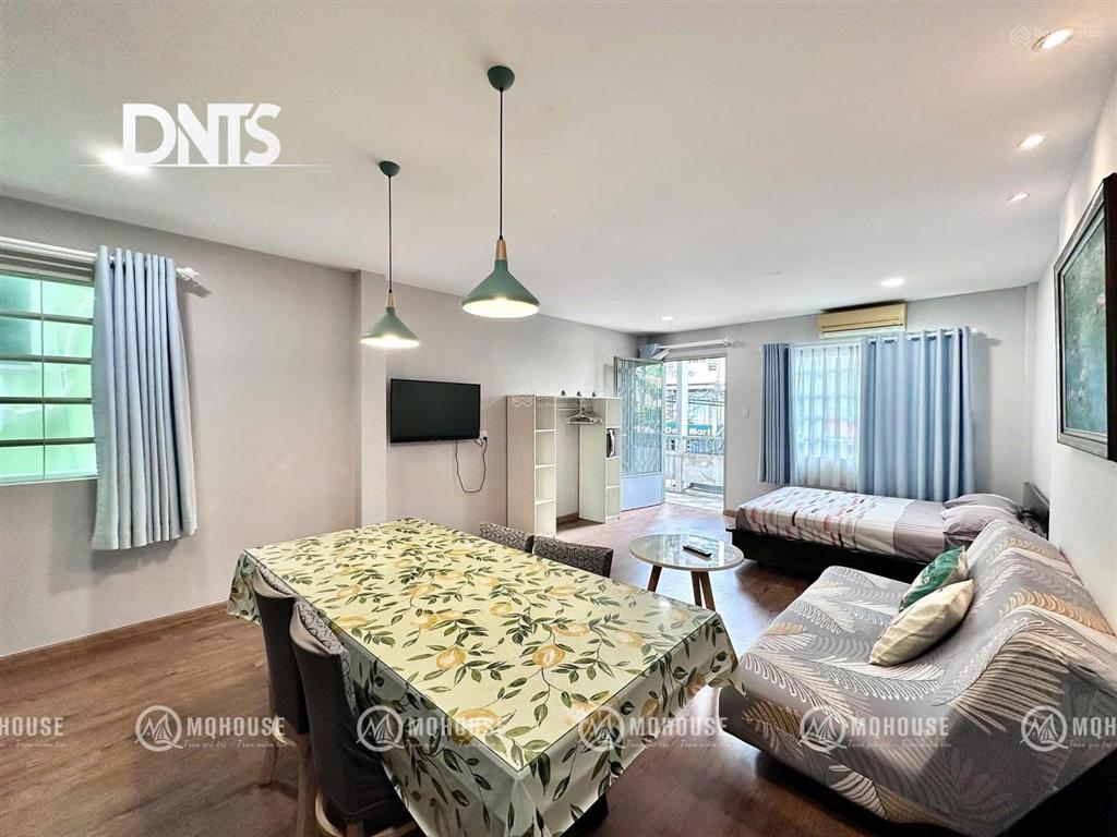 Cho thuê căn hộ ban công lớn45m2 view thoáng đẹp đường rộng oto hoàng sa ngay cầu bông quận 1