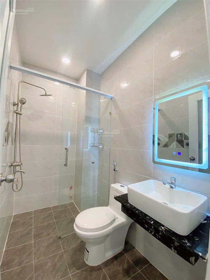 Cho thuê căn 2pn 60m2, ban công view bờ kè hoàng sa, gần đh ussh, ueh quận 1