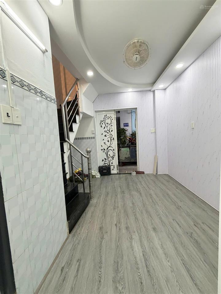 Siêu phẩm tân bình chỉ với 2,8 tỷ  1 trệt 1 lầu 2pn 2wc  diện tích 16m2 sổ vuông nở hậu nhẹ.