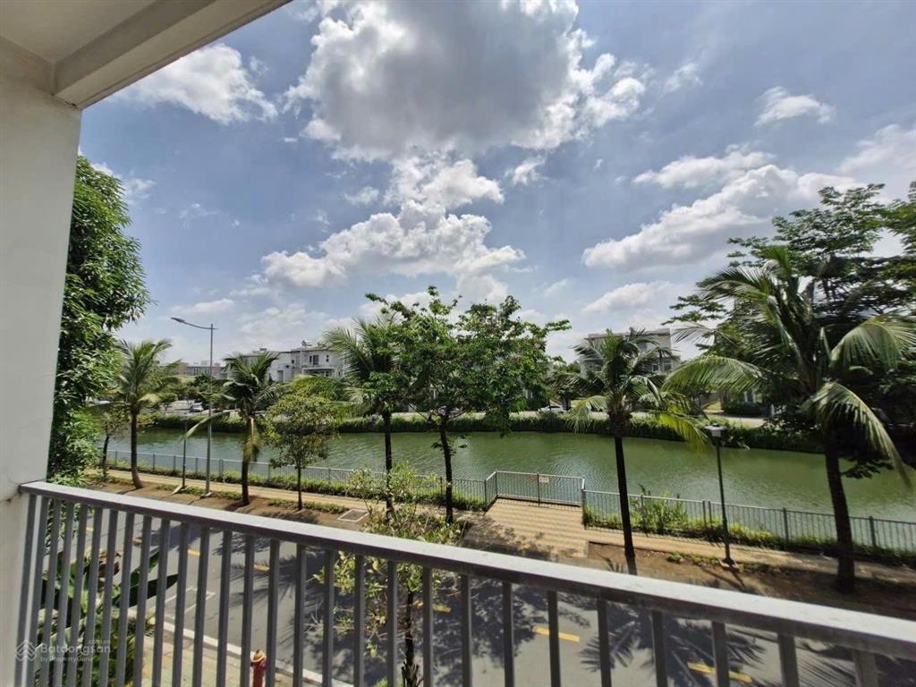 Khu dân cư dragon villa phú hữu q9, view hồ xanh mướt thơ mộng, 3 tầng, 120m², giá 9.5 tỷ.