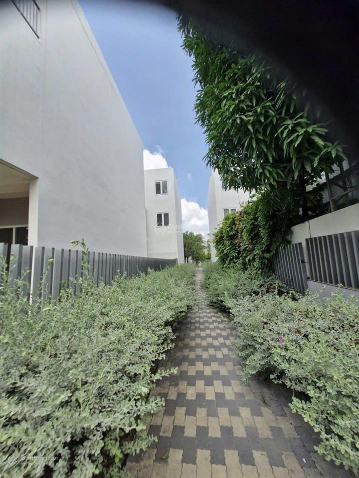 Khu dân cư dragon villa phú hữu q9, view hồ xanh mướt thơ mộng, 3 tầng, 120m², giá 9.5 tỷ.