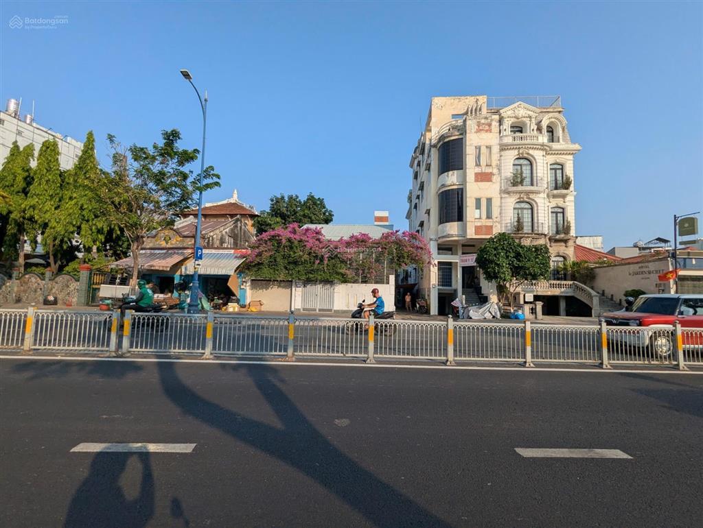 Cho thuê vị trí hiếm  biệt thự góc 2mt bến vân đồn  quận 4  view sông  sang trọng