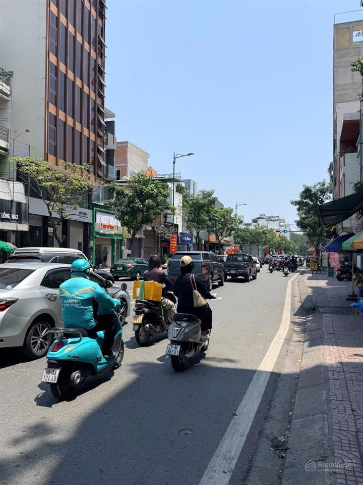 Bán nhà hồng hà 128m² 3 tầng  góc 2mt, gần sân bay