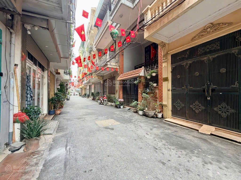 Chính chủ cần bán nhà 45 m2, 05 tầng , mặt tiền 4,5m sổ đỏ lâu dài tại cầu giấy