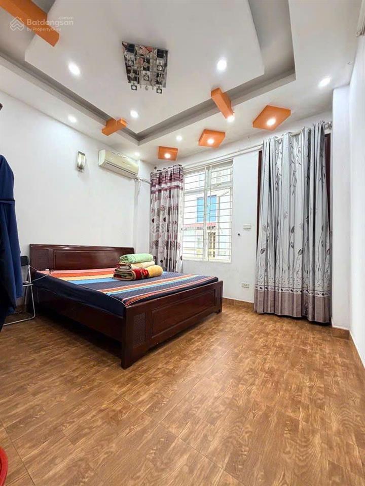 Chính chủ cần bán nhà 45 m2, 05 tầng , mặt tiền 4,5m sổ đỏ lâu dài tại cầu giấy